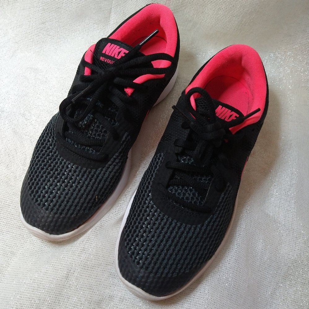Nike black and pink  tennis shoes